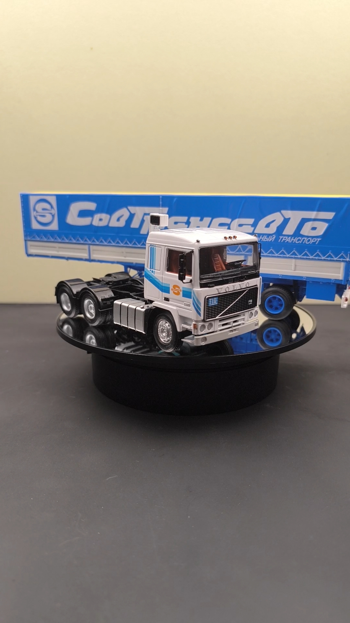 Volvo F12 (1225) Turbo с п/п Fruehauf Savoyarde 1:43 SSM7077 Start Scale Models SSM