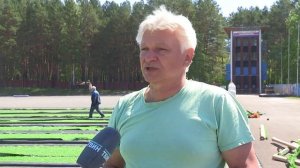 На стадионе Труд укладывают покрытие