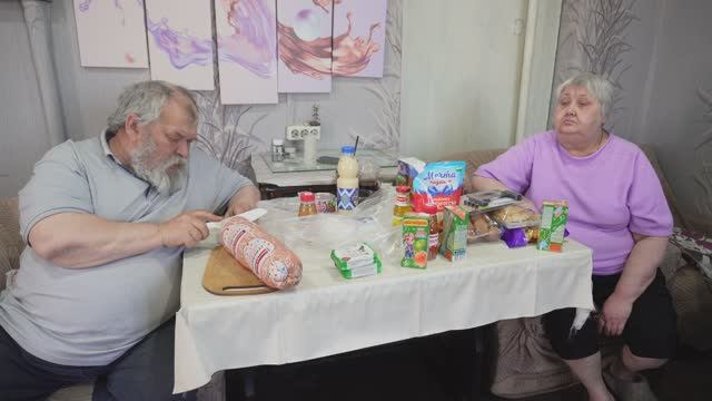ПЕНСИОНЕРКУ ОБМАНЫВАЮТ В ПОЛИКЛИНИКЕ УЖЕ ВТОРОЙ ГОД! КАК НАМ БЫТЬ? Купили продукты на пенсию ЧТО ТАМ смотреть онлайн