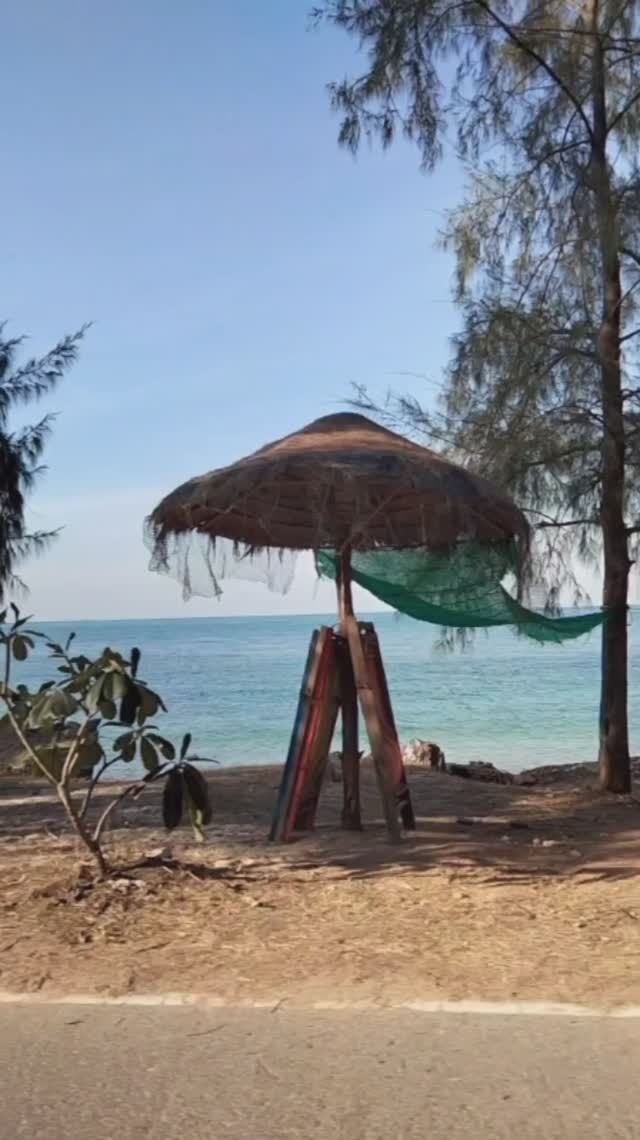 просто утро, берег, море. дорога. пляж танцующей девушки หาดนางรอง nang rong beach