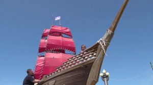 Алые паруса и красные колеусы: набережная Анапы заиграла новыми красками к старту летнего сезона