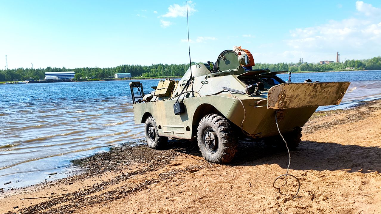 На БРДМ по большой реке / ЗАСТРЯЛИ И СЛОМАЛИСЬ в воде смотреть онлайн