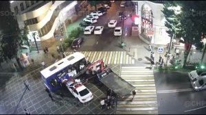 Городские камеры видеонаблюдения запечатлели момент аварии «БМВ» и маршрутки.