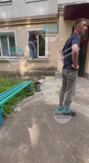 В Хмельницком ТЦК в штатском, силой вытащили  ухилянта из квартиры.