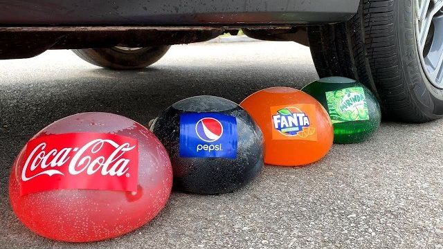 АСМР: ВОЗДУШНЫЙ ШАР ИЗ COCA‑COLA ПРОТИВ МАШИНЫ, Coca‑Cola, Fanta, Sprite,  Mentos ДАВИМ МАШИНОЙ!