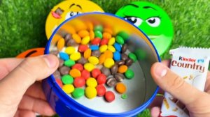 с удовольствием открываем пять радужных конфет M&M's с баночками со слизью