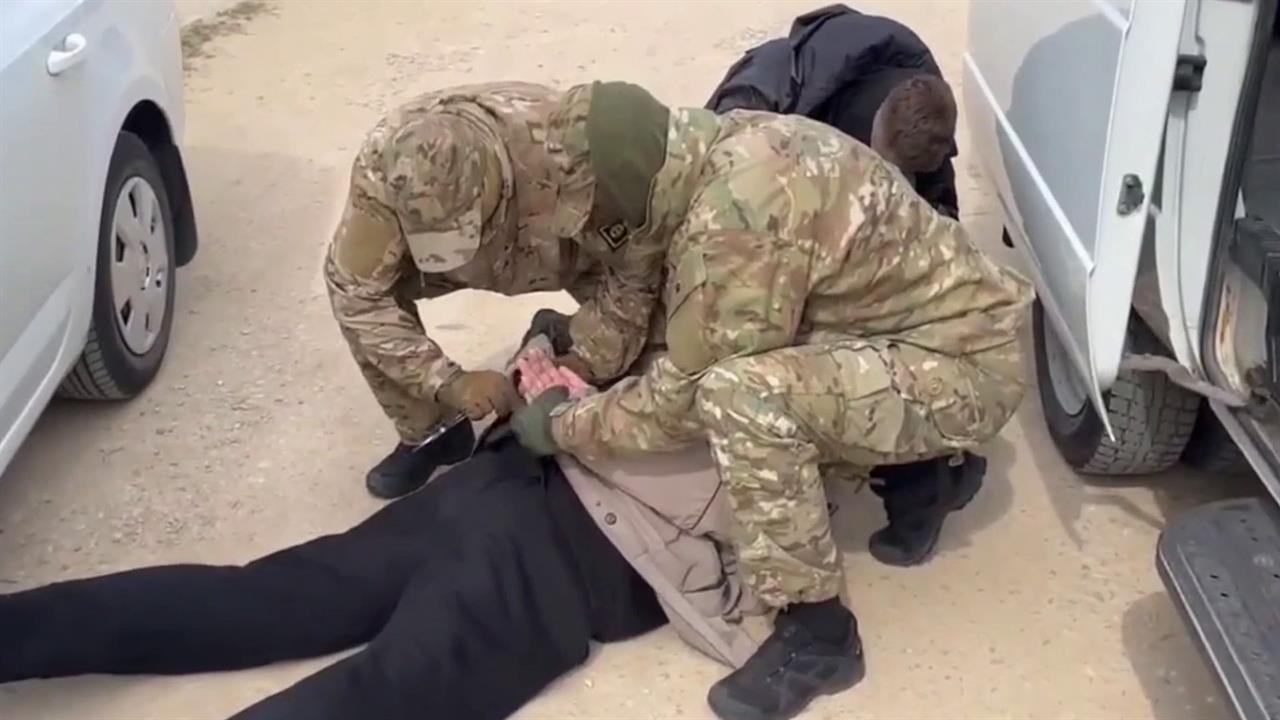 Сотрудники ФСБ задержали украинского шпиона, действовавшего на территории Крыма. смотреть онлайн
