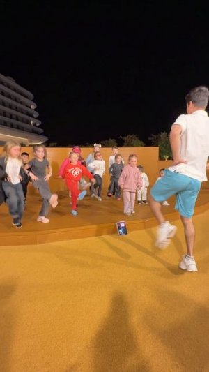 Like Masha развлекается в детской зоне!