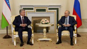 Владимир Путин проводит в Константиновском дворце переговоры с президентом Узбекистана.