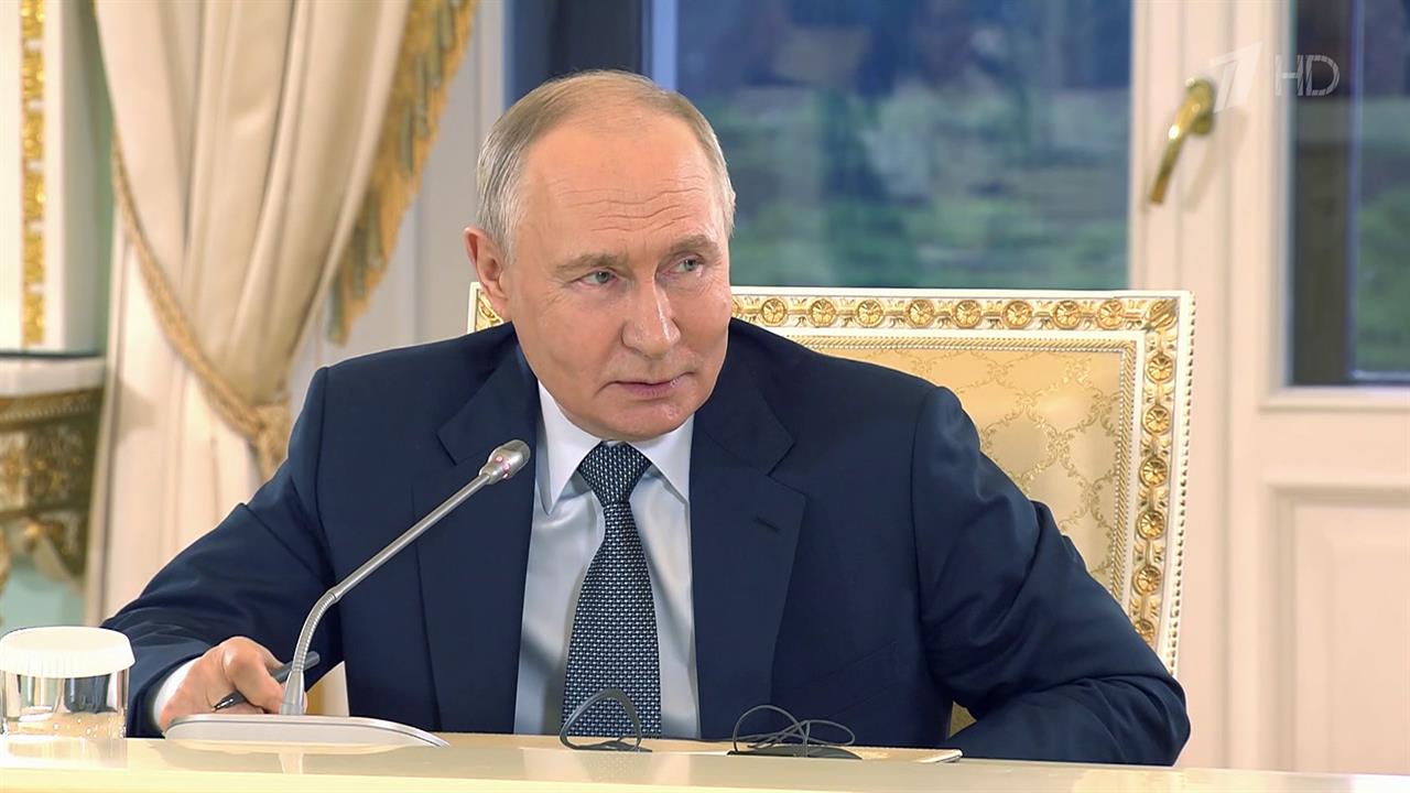 Владимир Путин рассказал о состоянии экономики России и ответил на вопрос о президентском сроке. смотреть онлайн