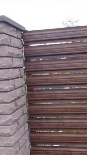 Горизонтальный металлический штакетник для забора