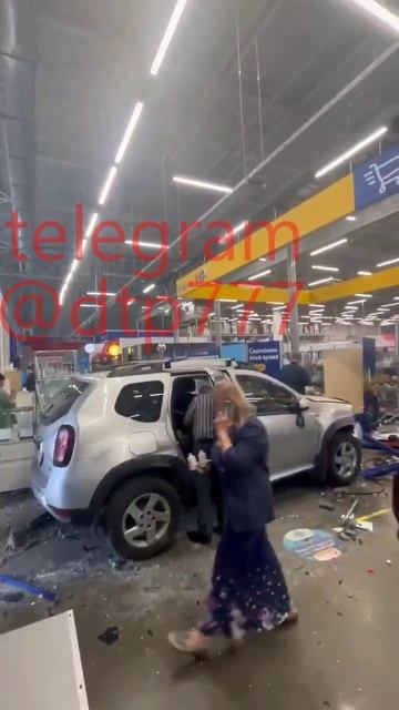 Машина влетела в супермаркет в Истре смотреть онлайн