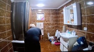 Подпишитесь и смотрите. Губа занялась уборкой, засранка.