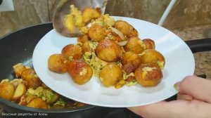Жареная молодая картошка со вкусной заливкой.