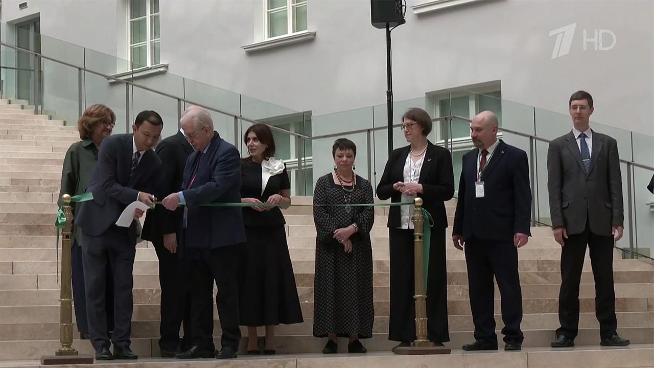В Петербурге открылась выставка - совместный проект Эрмитажа и музеев Узбекистана. смотреть онлайн
