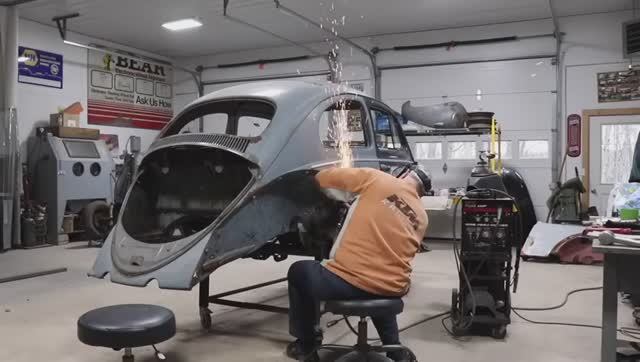 Полная реставрация - от начала до конца! - Лом для показа победителю VW Beetle 1959 года выпуска смотреть онлайн