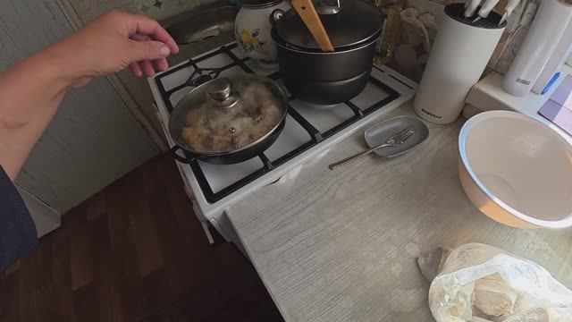 ВСПОМНИЛА ОБ ОБЯЗАННОСТЯХ, НА МИНУТКУ НЕ ПРИСЯДЕШЬ, ВСЯ В ДЕЛАХ смотреть онлайн