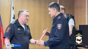 Сотрудник магазина и участковый спасли пенсионерку от мошенников в Иркутске