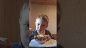 Готовлю и кушаю куриную лапшу.