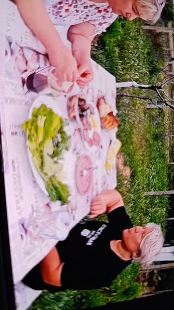Завтрак на улице, везде засрались, после котов срач везде. смотреть онлайн