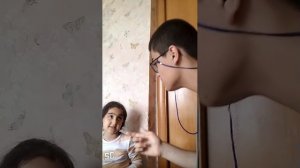 отвечаю на вопросы сестры