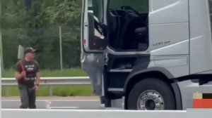 Неадекватный водитель с лопатой устроил дикую охоту на трассе в Тверской области
