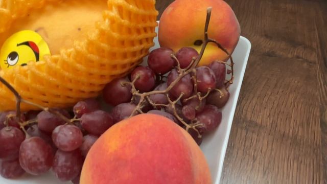 Щедрый продавец фруктов! Дали в подарок при покупке клубники