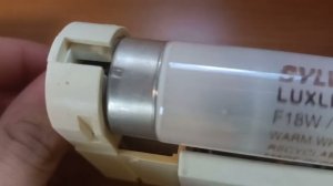 EOL люминесцентная лампа - sylvania F18W/830 - fluorescent tube on end of life