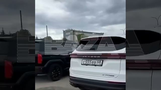 Самые уважаемые люди собрались сразу в двух точках России: одни — на ПМЭФ, другие — на парковке МРЭО смотреть онлайн