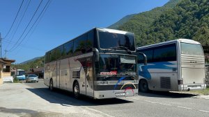 Автобусы на Рицинском шоссе в Абхазии, август 2023 года