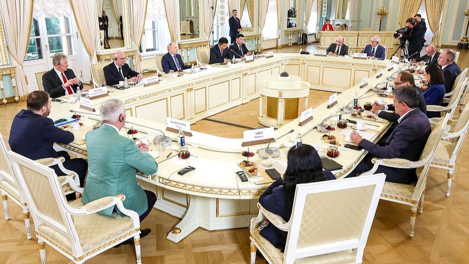 Встреча с руководителями международных информагентств смотреть онлайн