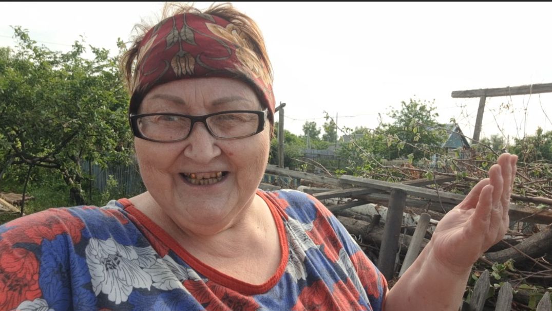 Дача. И редисочки поедим, и удобрение сделаем. Подсыпаю золу под чеснок. смотреть онлайн