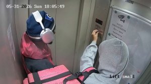 Доставщики Самокат вандалят в лифте