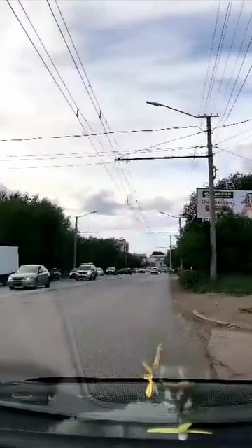 Белый джип круто подрезает слева