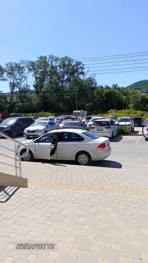 Столовая «Рубль» в ЖК Кипарис и полная парковка машин