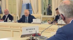 «Только Господь знает, хватит ли нам здоровья». 

Путин — в ответ на вопрос журналиста Reuters, ...
