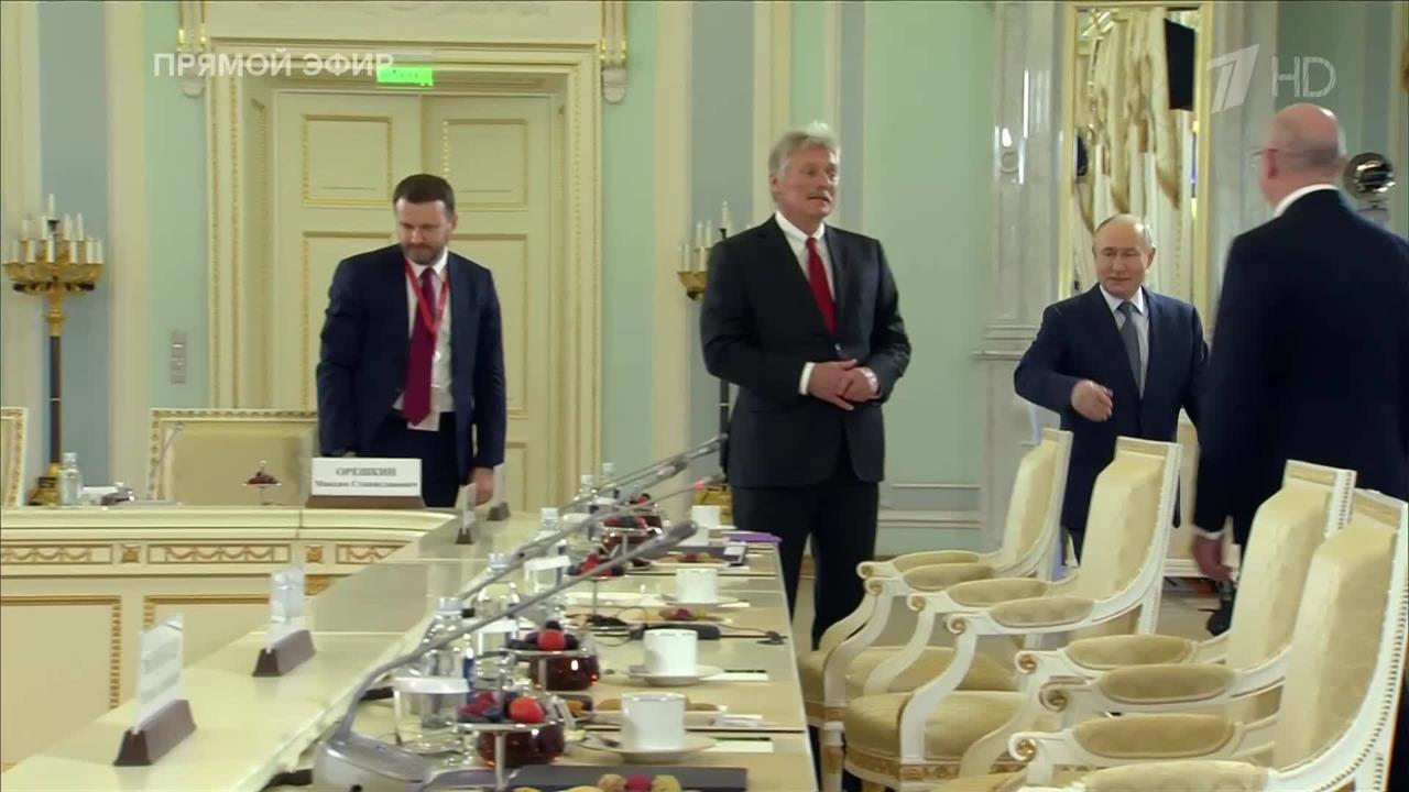 Путин проводит встречу с руководителями мировых информагентств на ПМЭФ смотреть онлайн