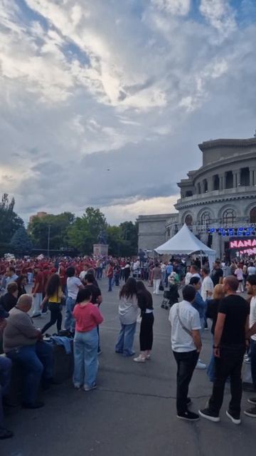 Армения Ереван площадь люди  музыка песня