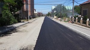 На  улице Астраханской укладывают асфальт