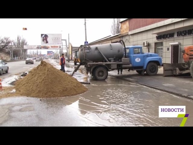 На Пересыпи прорвало трубу. Автомобили стоят в пробке