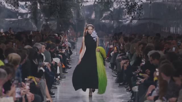 Показ женской коллекции Christian Dior Haute Couture весна-лето 2026 смотреть онлайн
