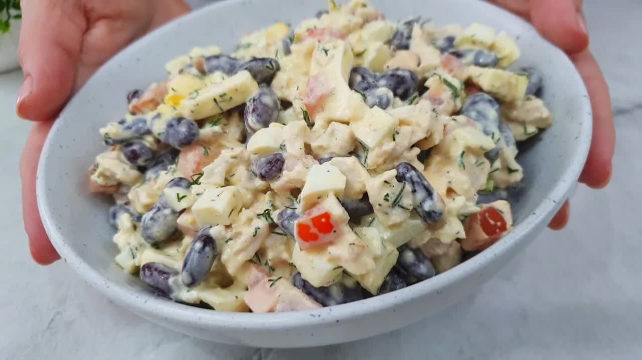 Боже, как вкусно! Этот салат я обязательно поставлю на праздничный стол. смотреть онлайн