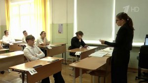 Российские школьники сдают ЕГЭ по русскому языку.