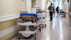 Попавший под машину в Москве двухлетний мальчик умер в больнице