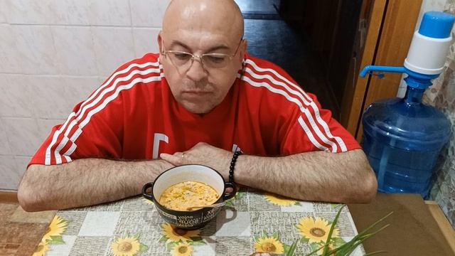 Мукбанг. Борщ, колбаса и зелёный лук. Архитектор Соколов, жизнь после смерти.