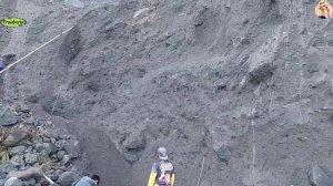 Строительство, шахтёры добывают песок