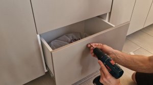 Установка ручек на фасады кухонных дверей, шкафов, ящиков.