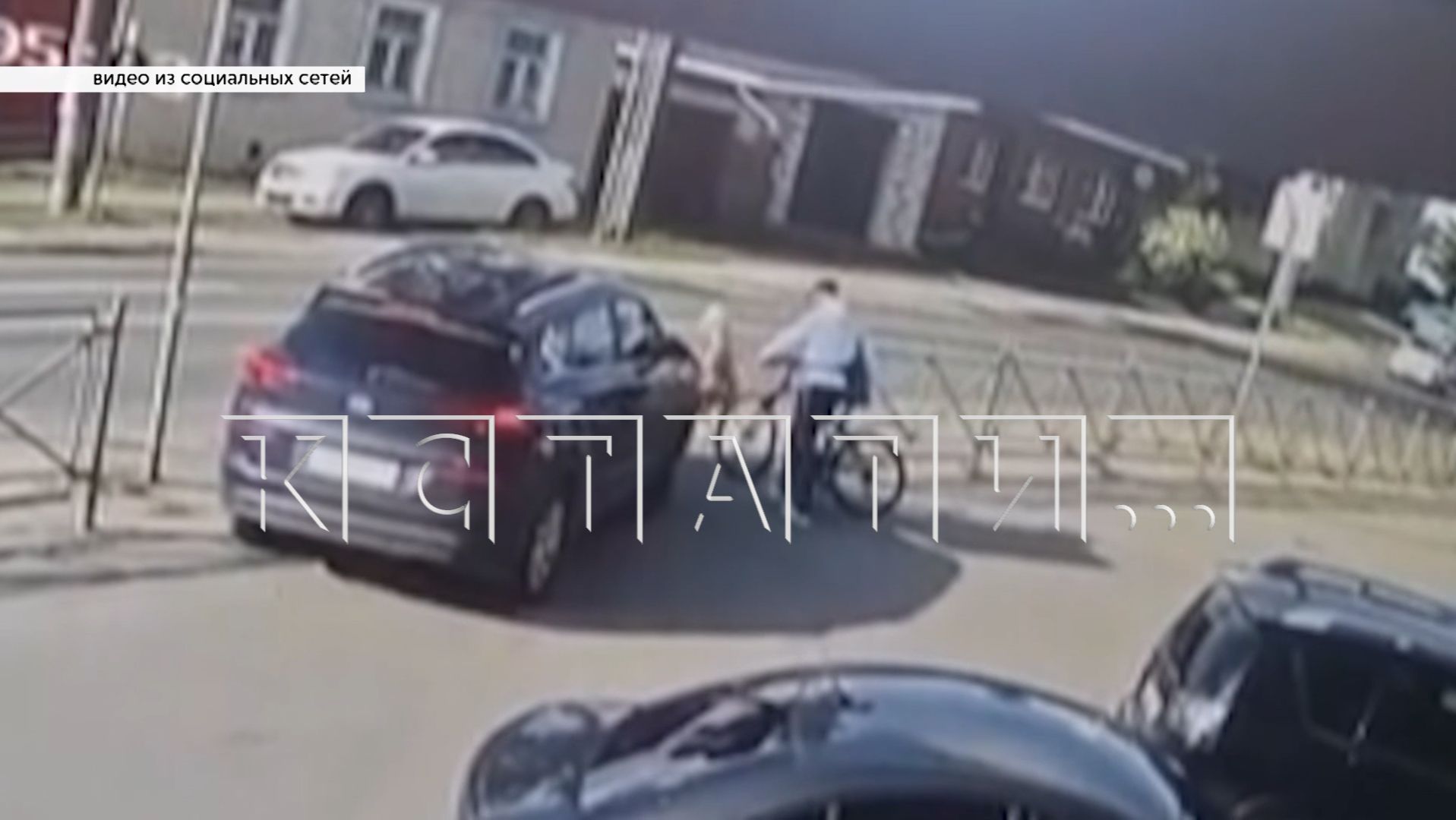 Когда 5‑летнюю девочку сбили на переходе, отец сразу бросился разбираться с водителем смотреть онлайн