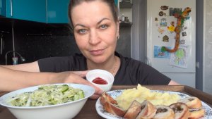 МУКБАНГ ПЮРЕ,РУЛЕТИКИ С ГРИБАМИ/САЛАТ ИЗ СВЕЖЕЙ КАПУСТЫMUKBANG ЕДА ОБЖОР
