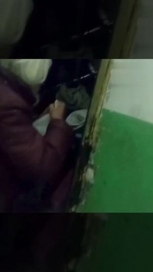 Пенсионер из Уфы настолько захламил квартиру, что переселился в подъезд.